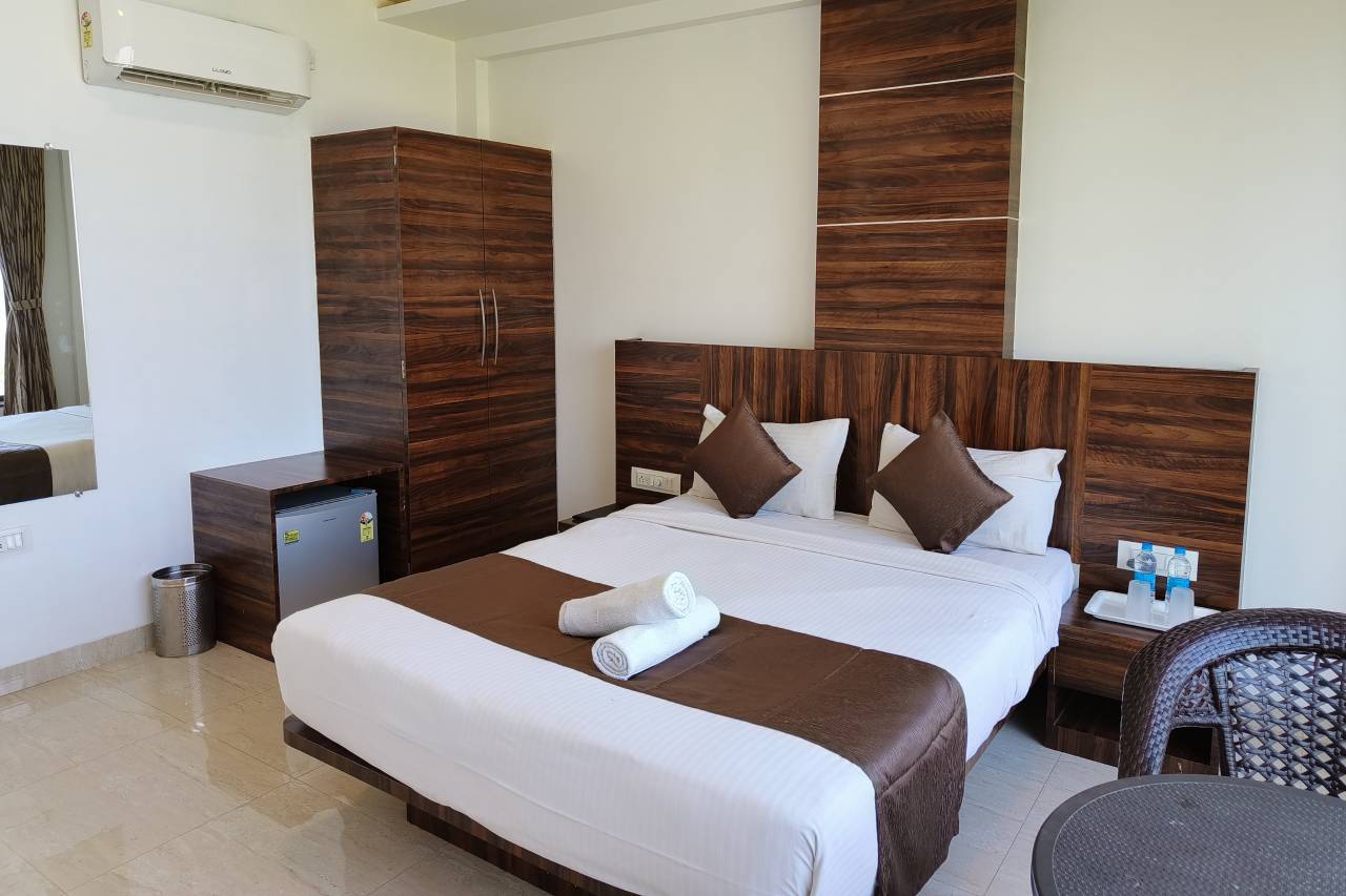 Deluxe Couple Room in Panchgani