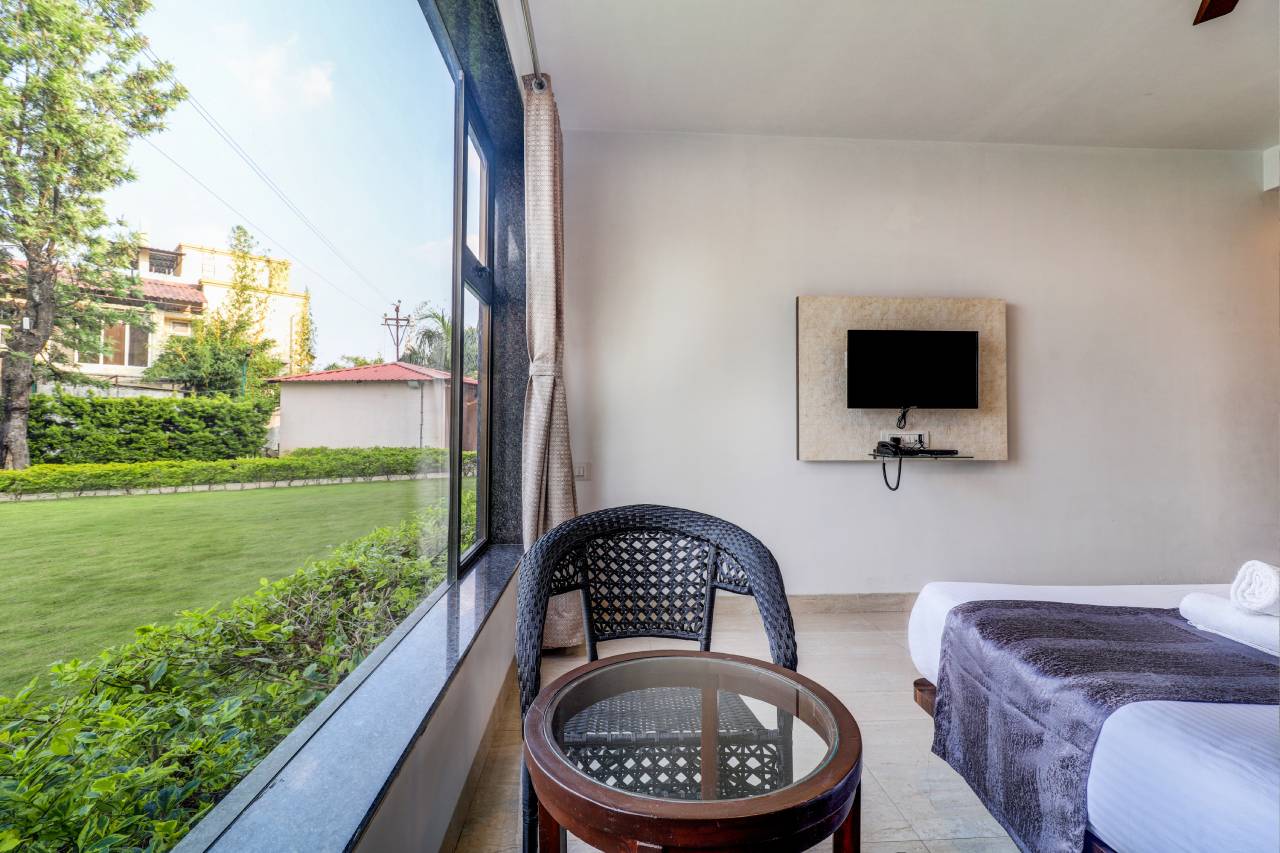 Deluxe hotel room in panchgani